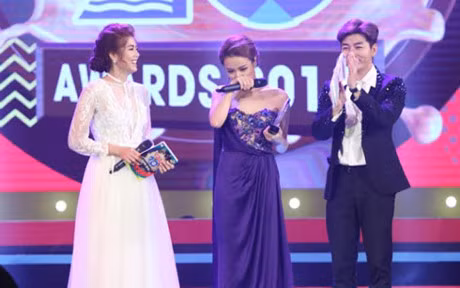 Hoang Thuy Linh khoc khi nhan giai thuong dau tien sau 10 nam - Anh 1