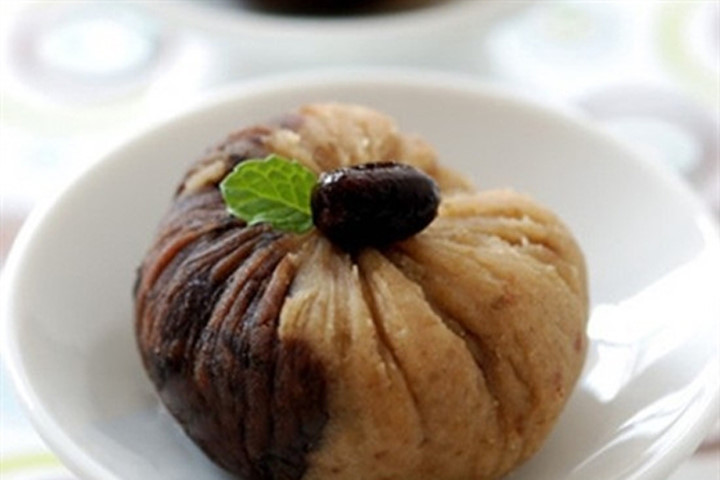 Bánh đậu đỏ hạt dẻ 2 màu mới lạ