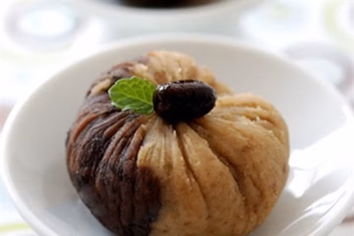 Bánh đậu đỏ hạt dẻ 2 màu mới lạ