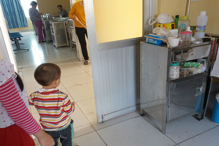 Lý do phụ huynh không nên cho trẻ cùng vào bệnh viện thăm người ốm