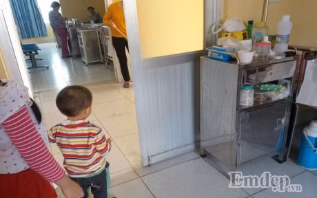 Ly do phu huynh khong nen cho tre cung vao benh vien tham nguoi om - Anh 1