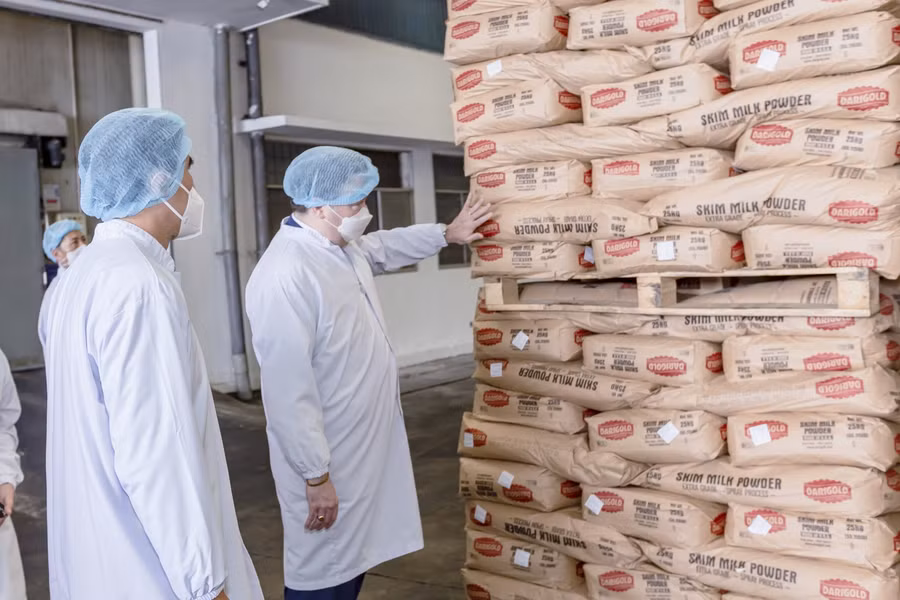 Sữa bột nguyên liệu được Vinamilk nhập khẩu từ Hoa Kỳ, đảm bảo tiêu chuẩn chất lượng.