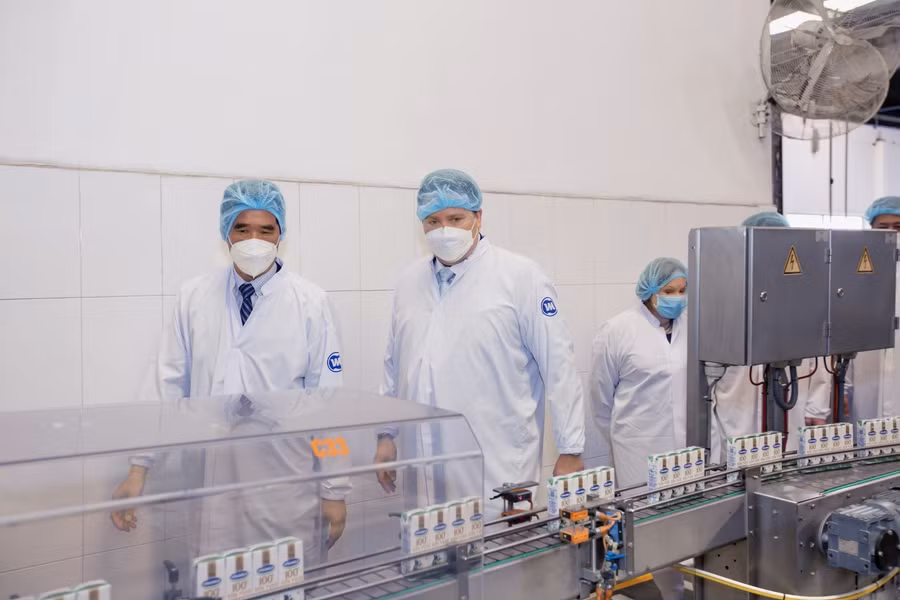 Ông Nguyễn Quốc Khánh – Giám đốc Điều hành Vinamilk giới thiệu đến Đại sứ và Đoàn công tác về hệ thống dây chuyền và các sản phẩm của Vinamilk.