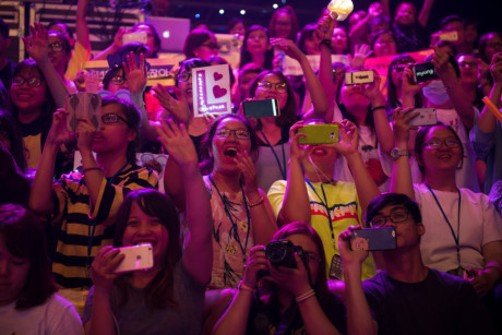 Fan xep hang dai cho xem nhom nhac Infinite bieu dien - Anh 9