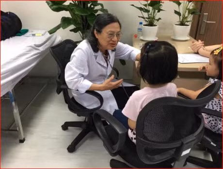 Thuc an nhanh, beo phi va day thi som: Phu huynh dung ep con minh 