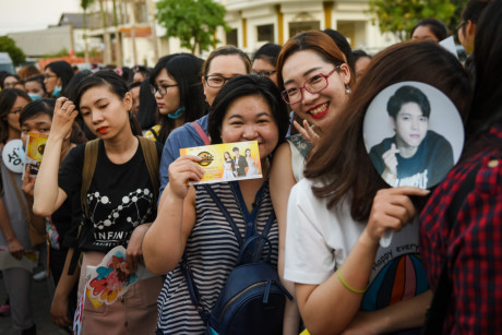 Fan xep hang dai cho xem nhom nhac Infinite bieu dien - Anh 3