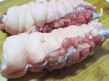 Cách luộc thịt chân giò vừa chắc vừa giòn, thái khoanh tròn hấp dẫn - Ảnh 1 Cach luoc thit chan gio vua chac vua gion, thai khoanh tron hap dan - Anh 1