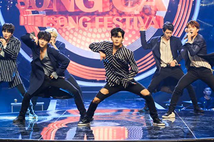 Fan xếp hàng dài chờ xem nhóm nhạc Infinite biểu diễn