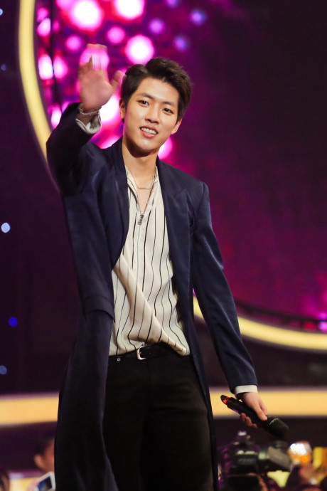 Fan xep hang dai cho xem nhom nhac Infinite bieu dien - Anh 6