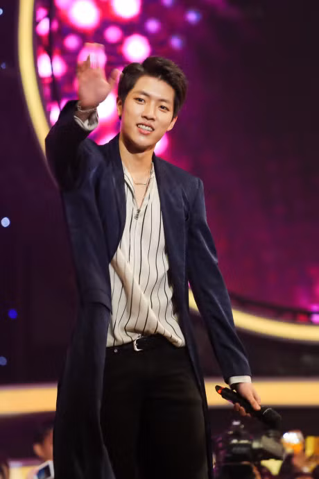 Fan xep hang dai cho xem nhom nhac Infinite bieu dien - Anh 6