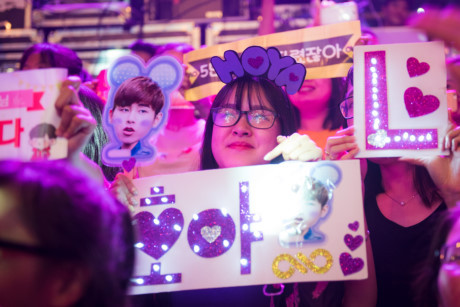 Fan xep hang dai cho xem nhom nhac Infinite bieu dien - Anh 8