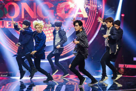 Fan xep hang dai cho xem nhom nhac Infinite bieu dien - Anh 4