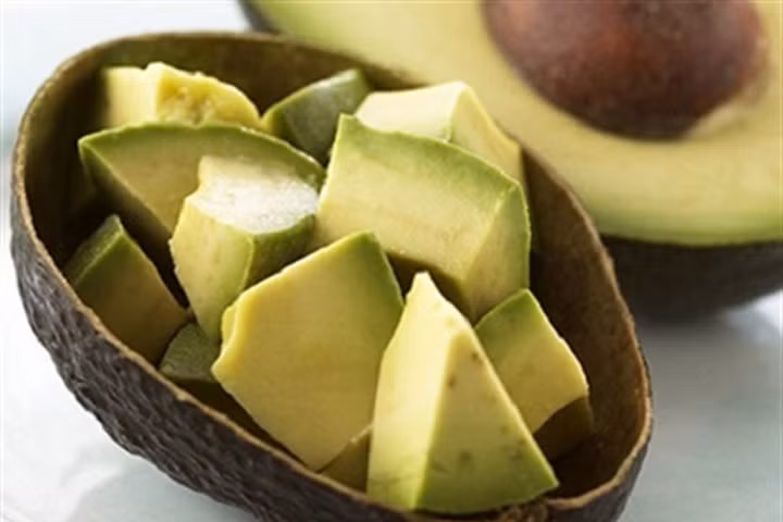 Hướng dẫn cách chế biến quả bơ cho trẻ ăn dặm vào mùa hè