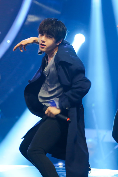 Fan xep hang dai cho xem nhom nhac Infinite bieu dien - Anh 5