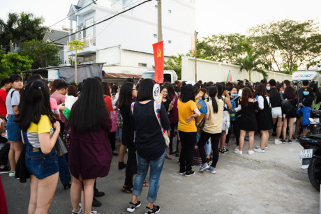 Fan xep hang dai cho xem nhom nhac Infinite bieu dien - Anh 2