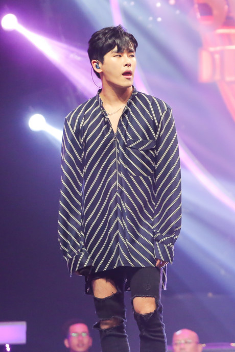 Fan xep hang dai cho xem nhom nhac Infinite bieu dien - Anh 7