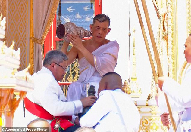 Vua Vajiralongkorn thực hiện nghi lễ thanh tẩy.