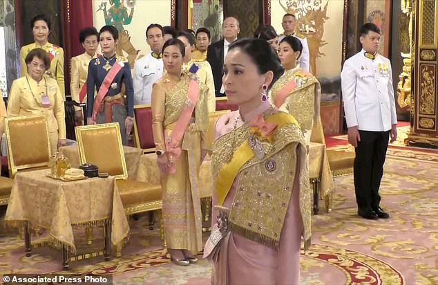 Tân hoàng hậu là một nữ tướng bảo vệ nhà vua.