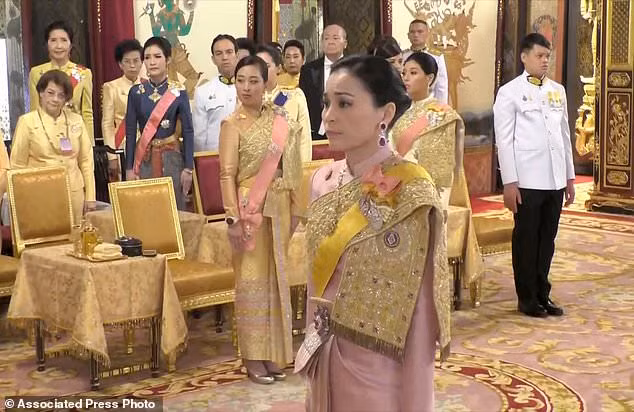 Tân hoàng hậu là một nữ tướng bảo vệ nhà vua.