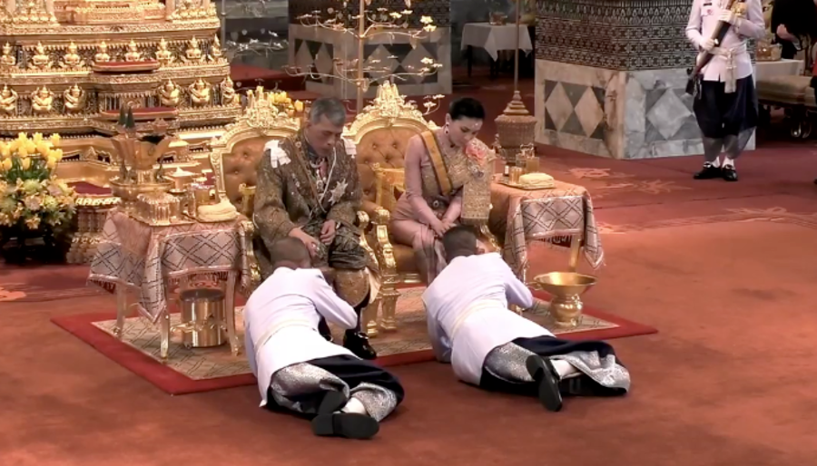 Mọi người lễ lạy nhà vua và hoàng hậu.