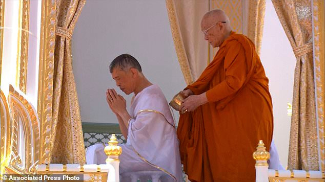 Nhà sư giúp vua thực hiện nghi lễ thanh tẩy.