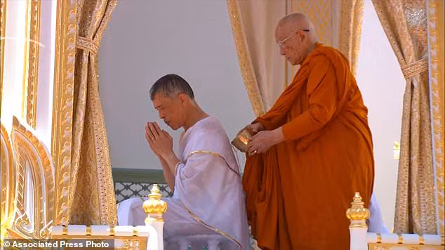 Nhà sư giúp vua thực hiện nghi lễ thanh tẩy.