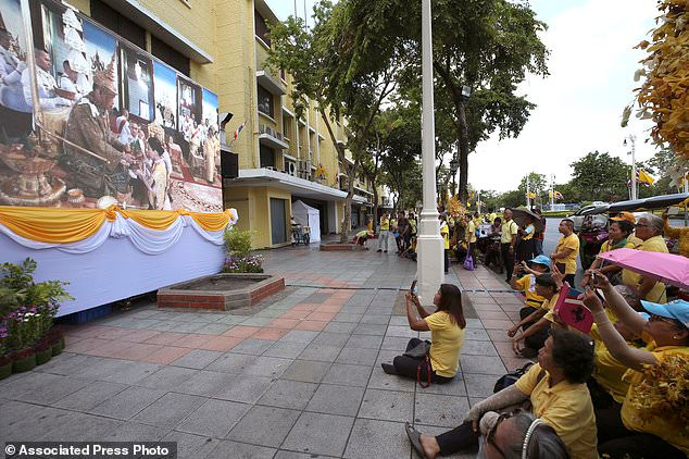 Người dân Thái Lan theo dõi sự kiện qua màn hình lớn.