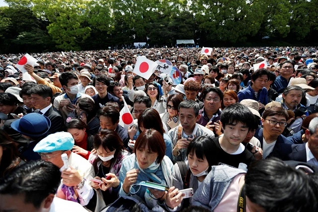 Biển người chờ đón tân Nhật hoàng tại Tokyo