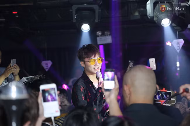 Sơn Tùng MTP cất tiếng hát, hàng trăm chiếc điện thoại giơ lên quay phim - Ảnh 14.