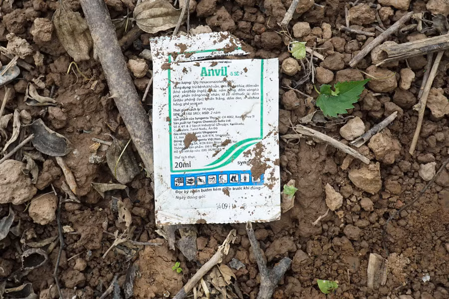 Bao bì thuốc Anvil 5SC vứt bừa bãi trên mặt đất canh tác hoa màu. Chất Anvil 5SC cùng với chất FM-TOX 50EC bị cấm sử dụng trên rau tại vùng rau an toàn này.