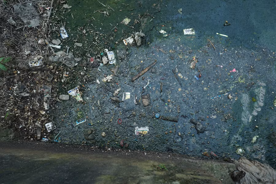 Vỏ bao bì thuốc BVTV đã qua sử dụng vứt bừa bãi dưới kênh nước cạnh đồng ruộng.