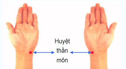 Có nên đeo đồng hồ, vòng tay ở cổ tay trái?