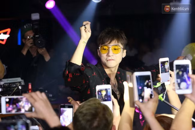Sơn Tùng MTP cất tiếng hát, hàng trăm chiếc điện thoại giơ lên quay phim - Ảnh 4.