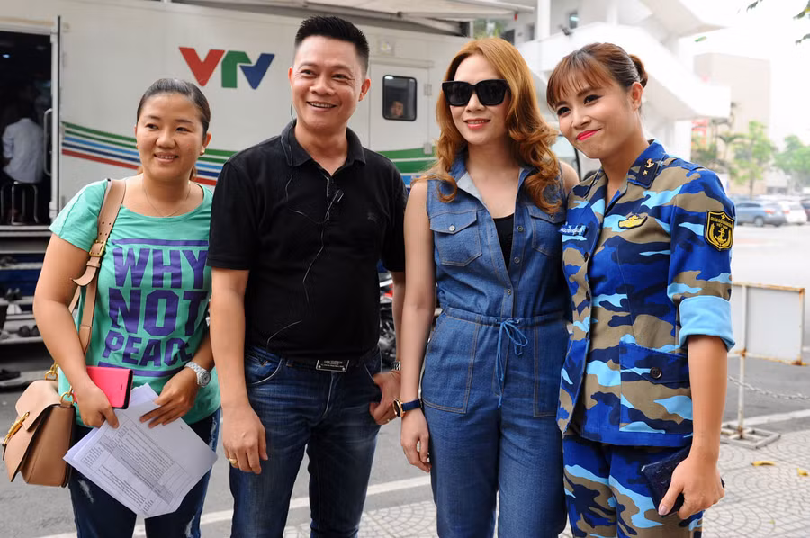 Đón tiếp ca sĩ Mỹ Tâm là MC Quang Minh, bếp phó của chương trình.