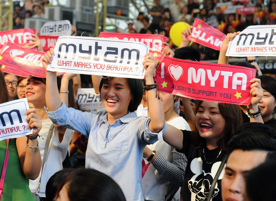 Khán giả cổ vũ Mỹ Tâm bằng những khẩu hiệu dễ thương. Ai cũng hào hứng khi được trực tiếp xem "họa mi tóc nâu" biểu diễn.