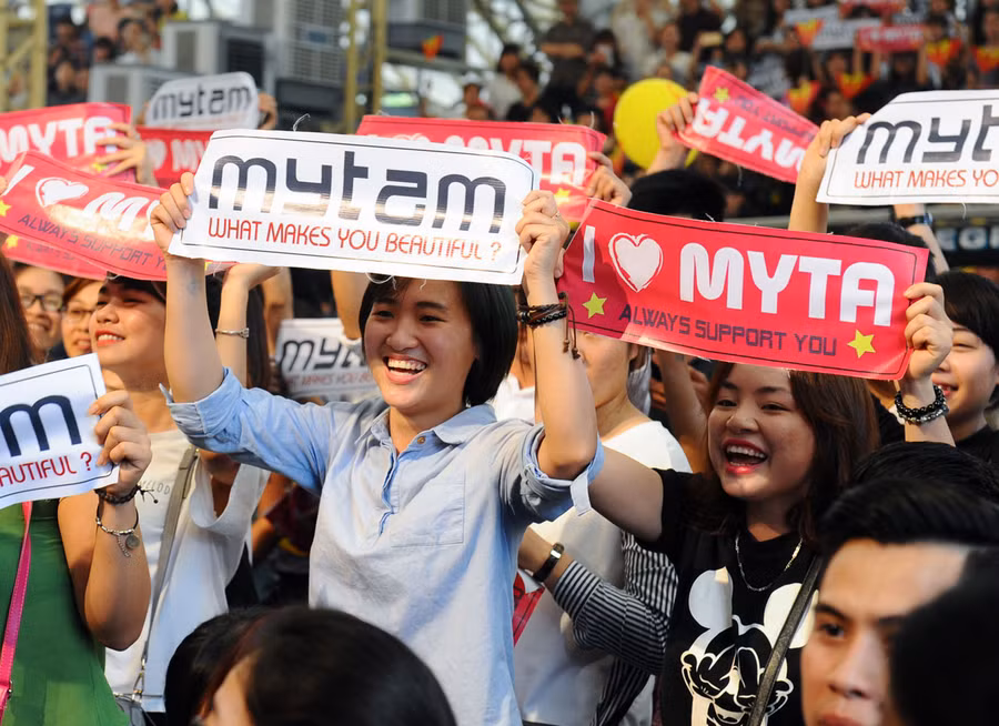 Khán giả cổ vũ Mỹ Tâm bằng những khẩu hiệu dễ thương. Ai cũng hào hứng khi được trực tiếp xem "họa mi tóc nâu" biểu diễn.