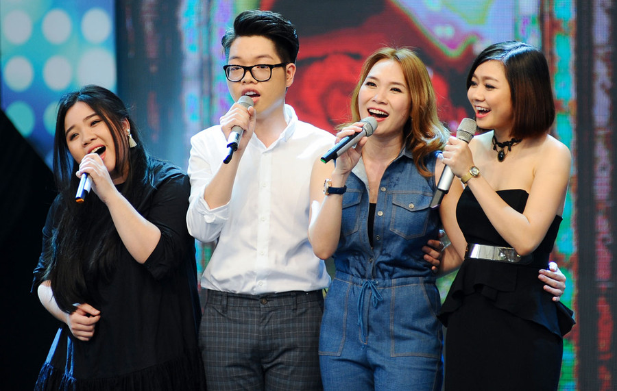 Chương trình còn có sự góp mặt của ba học trò của Mỹ Tâm - Đức Phúc, Vân Anh và Thu Thủy. Khi giai điệu ca khúc Cô gái đến từ hôm qua vang lên, dường như ai cũng đong đầy cảm xúc.