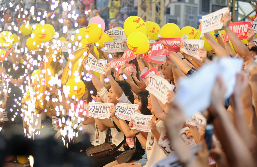 Rất đông người hâm mộ có mặt từ sớm, chờ đợi thần tượng. Mỹ Tâm là một trong những ca sĩ Việt sở hữu lượng fan hùng hậu nhất hiện nay.