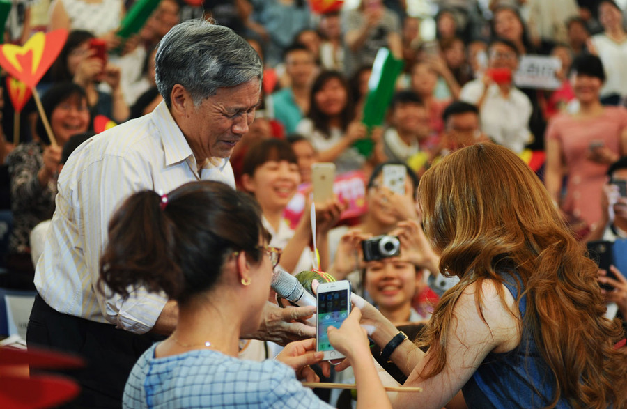 Cô trực tiếp mang quà xuống sân khấu tặng một khán giả lớn tuổi. Mỹ Tâm chia sẻ: "Mấy bác lớn mà đi chương trình này không dễ đâu".