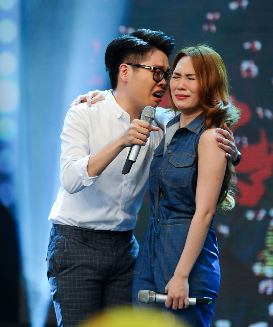 Đức Phúc bật khóc nức nở trên sân khấu.