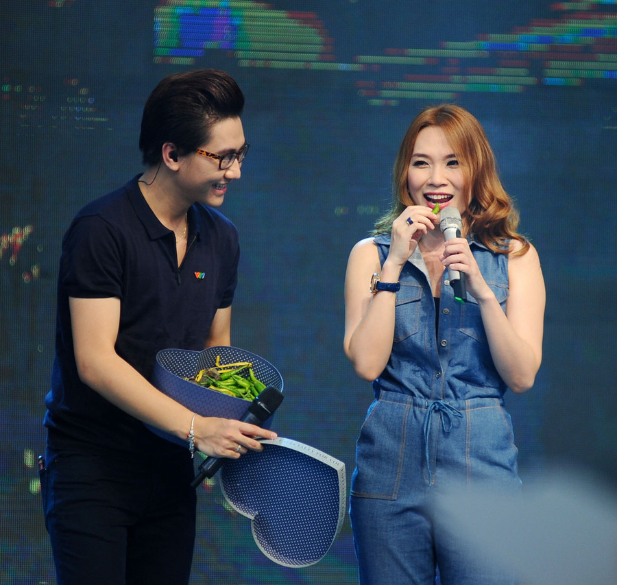 "Họa mi tóc nâu" hạnh phúc khi được nhận quà quê của bạn bè từ Đà Nẵng gửi ra. Cô gửi lời cảm ơn gia đình, thầy cô, bạn bè đã luôn âm thầm theo dõi và ủng hộ mình.