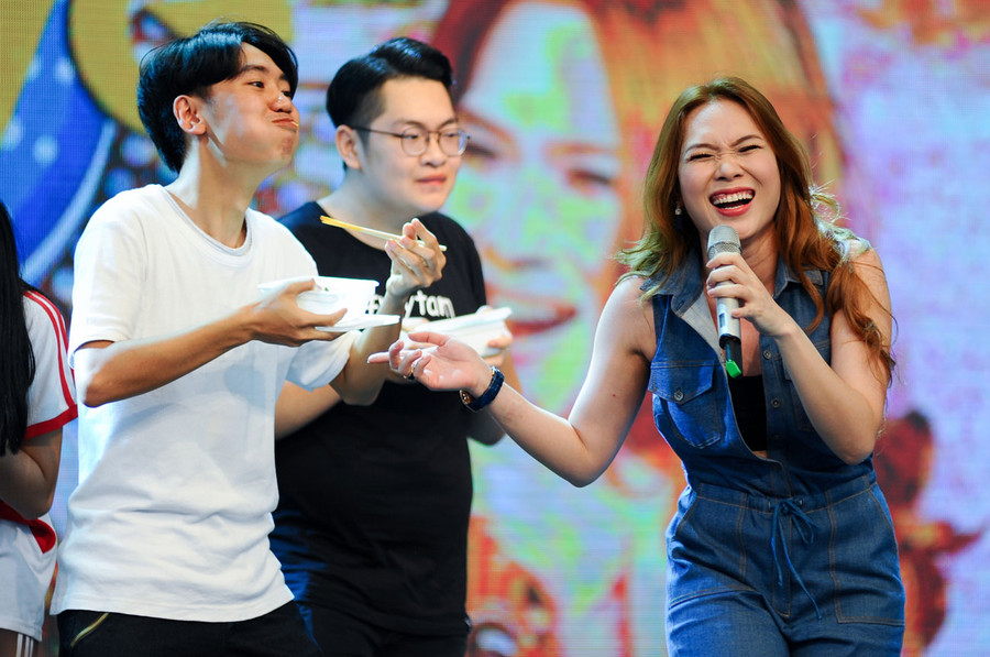 Ở phần giao lưu với khán giả, Mỹ Tâm và fan Hà Nội kết hợp trong trò chơi nghe hát ăn mỳ. Cô thể hiện bất cứ ca khúc nào mình muốn, nhưng mỗi khi dừng hát, người chơi cũng phải dừng ăn. Với tính cách nhí nhảnh, hồn nhiên, Mỹ Tâm đã khuấy động chương trình.