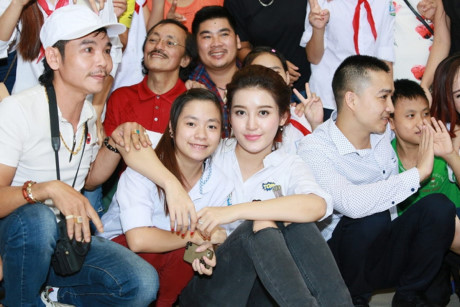 Á hậu Huyền My hồn nhiên khi đi từ thiện cùng Quang Tèo, Giang Còi - Ảnh 9 A hau Huyen My hon nhien khi di tu thien cung Quang Teo, Giang Coi - Anh 9