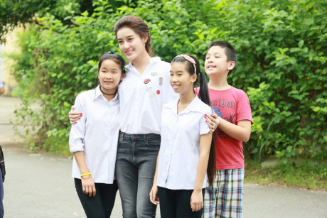 Á hậu Huyền My hồn nhiên khi đi từ thiện cùng Quang Tèo, Giang Còi - Ảnh 8 A hau Huyen My hon nhien khi di tu thien cung Quang Teo, Giang Coi - Anh 8