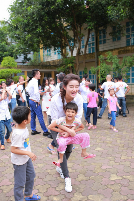 Á hậu Huyền My hồn nhiên khi đi từ thiện cùng Quang Tèo, Giang Còi - Ảnh 7 A hau Huyen My hon nhien khi di tu thien cung Quang Teo, Giang Coi - Anh 7