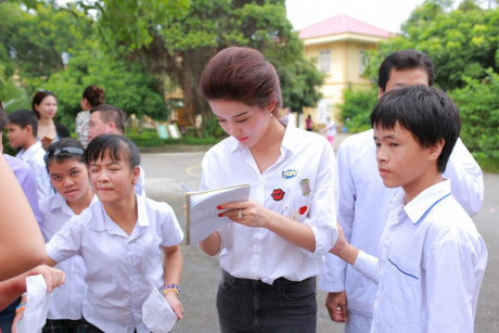 Á hậu Huyền My hồn nhiên khi đi từ thiện cùng Quang Tèo, Giang Còi - Ảnh 4 A hau Huyen My hon nhien khi di tu thien cung Quang Teo, Giang Coi - Anh 4