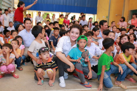 Á hậu Huyền My hồn nhiên khi đi từ thiện cùng Quang Tèo, Giang Còi - Ảnh 1 A hau Huyen My hon nhien khi di tu thien cung Quang Teo, Giang Coi - Anh 1
