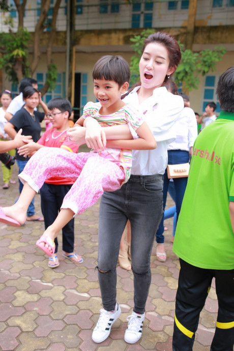 Á hậu Huyền My hồn nhiên khi đi từ thiện cùng Quang Tèo, Giang Còi - Ảnh 6 A hau Huyen My hon nhien khi di tu thien cung Quang Teo, Giang Coi - Anh 6