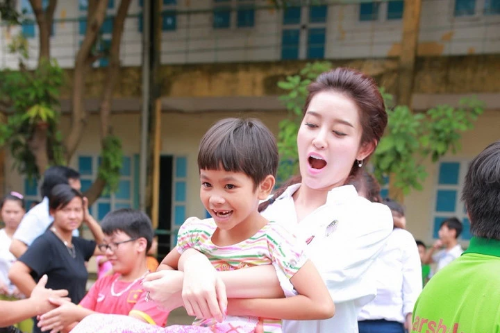 Á hậu Huyền My hồn nhiên khi đi từ thiện cùng Quang Tèo, Giang Còi