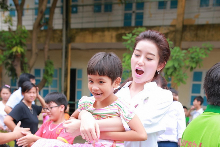 Á hậu Huyền My hồn nhiên khi đi từ thiện cùng Quang Tèo, Giang Còi